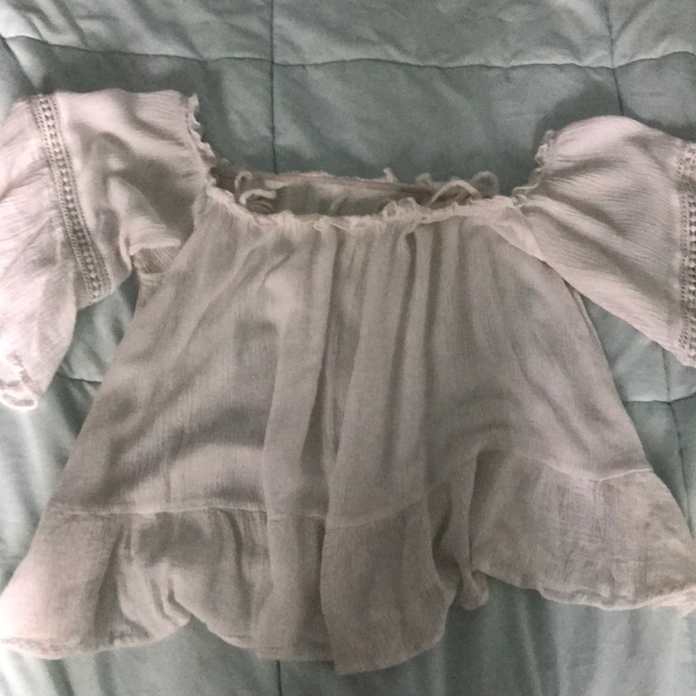 Flows white off the shoulder shirt 💓💝💞